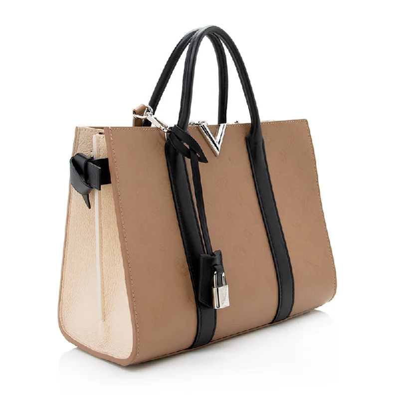 Louis Vuitton bags with a front - flap pocket for quick - access itemsLouis Vuitton Cuir Plume Very MM Tote (SHF-16827)