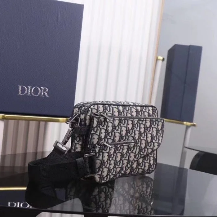 Christian Dior Saddle bags with a patent leather finish for a shiny lookDior Saddle Triple Pouch Beige and Black Dior Oblique Jacquard