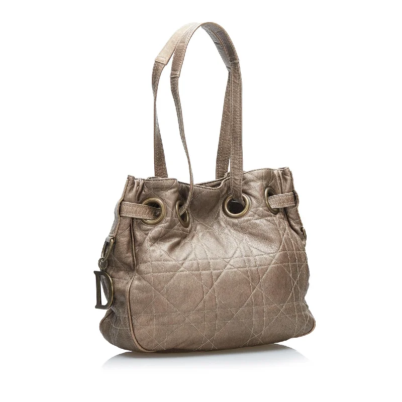 Stylish Christian Dior shoulder bags with a tassel - adorned zipperDior Soft Cannage Bucket (5bcV7c)