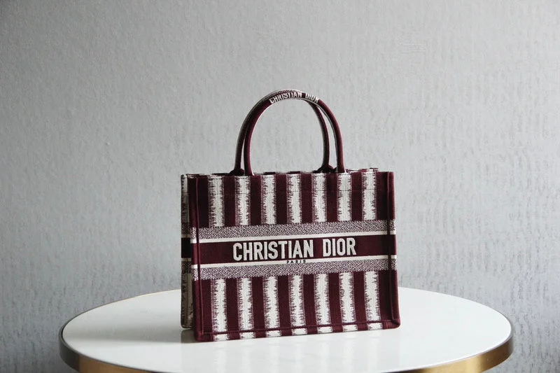 Christian Dior crossbody bags with a front - flap pocket for easy accessmakbags - Dior Bags - 3814